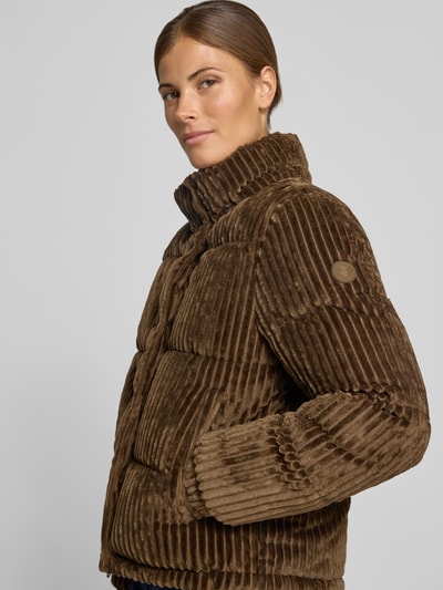 Frauenmodel trägt Jacke mit Label-Patch und Kapuze Modell 'NADEGE' von Save The Duck, brauner Cord mit geradem Schnitt, Nahaufnahme Oberkörper.