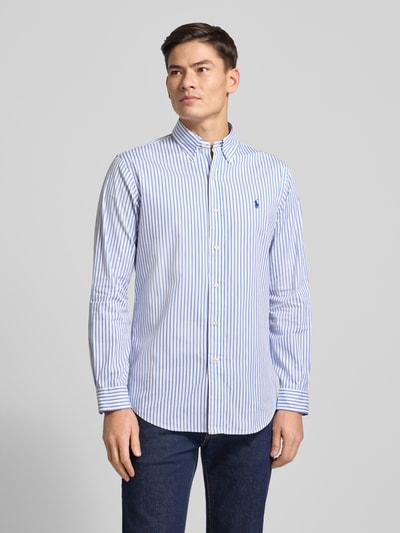 Mannenmodel draagt Custom Fit Vrijetijdsoverhemd met button-downkraag van Polo Ralph Lauren in puur katoen, labelstitching, knoopsluiting, ruglengte maat M 84 cm, schouderbreedte 44 cm, mouwlengte 65 cm, blauw-wit gestreept, voorkant, Ganzkörperansicht van voren.