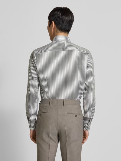 Männermodel trägt Slim Fit Businesshemd aus Baumwoll-Mix mit Haifischkragen von OLYMP Level Five, längs gestreift, Ganzkörperansicht Rückansicht. Herren Businesshemd, elastischer Baumwoll-Mix, Slim Fit, Haifischkragen, durchgängige Knopfleiste, langärmeliges Design, Sportmanschetten, Rückenlänge 80 cm, Schulterbreite 43 cm, Ärmellänge 67 cm.