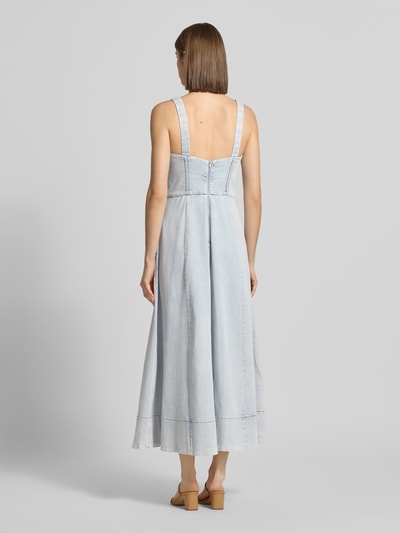 Modelka nosi Jeanskleid mit Ziernähten Modell 'LILAH' od Bardot, sukienka midi linia a, prostokątny dekolt, szerokie ramiączka, ozdobne szwy, zapięcie z tyłu na guzik i zamek błyskawiczny, długość tyłu w rozmiarze 36: 114 cm, szerokość klatki piersiowej w rozmiarze 36: 36 cm, jasnoniebieski, gładka faktura, pełny widok sylwetki z tyłu.