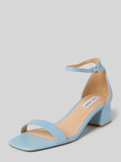 Produktfoto, hellblaue Sandalette aus Leder mit Blockabsatz Modell 'Gena' von Steve Madden, Dornschließe, Zehentrenner, glatte Textur.