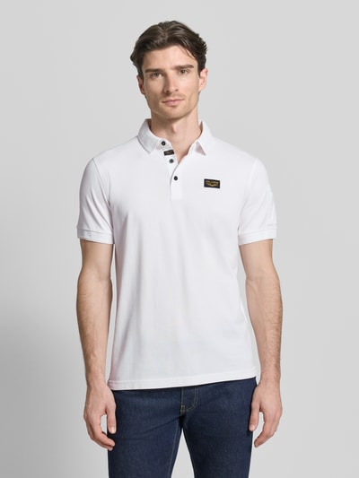 Männermodel trägt weißes Slim Fit Poloshirt mit Label-Stitching, Knopfleiste, aus Baumwoll-Elasthan-Mix, PME Legend, Ganzkörperansicht von vorne.