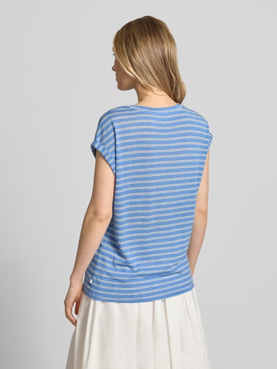Vrouwenmodel draagt Relaxed Fit T-shirt aus Viskose-Mix van Tom Tailor Denim in blauw-wit gestreept, dames T-shirt. Ganzkörperansicht rugaanzicht.