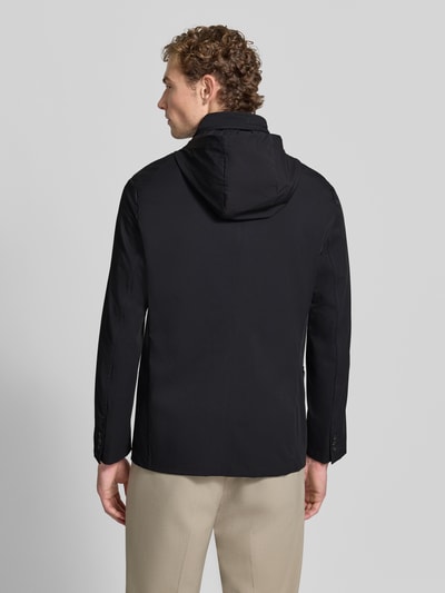Männermodel trägt Regular Fit Jacke mit Stehkragen von Emporio Armani, schwarze Farbe, elastischer Material-Mix, Ganzkörperansicht Rückansicht.
