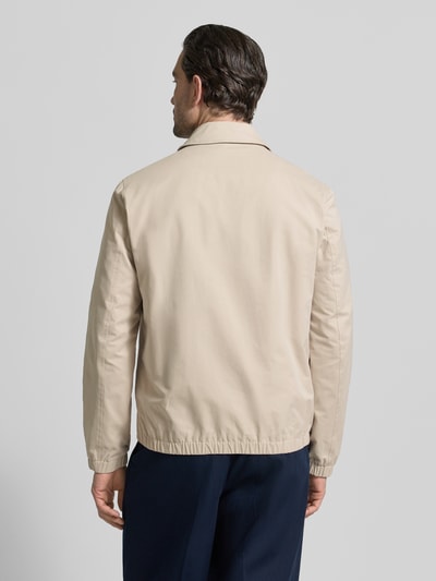 Männermodel trägt Regular Fit Jacke mit Umlegekragen von MCNEAL in Beige mit Reißverschluss, elastischen Abschlüssen, Ganzkörperansicht Rückansicht.