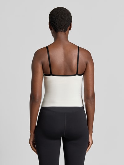 Frauenmodel trägt Trägertop mit Spaghettiträgern Modell 'Sense' von aim'n in Creme mit schwarzem Detail, Material-Mix Slim Fit, Ganzkörperansicht Rückansicht.