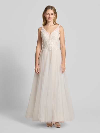 Frauenmodel trägt Brautkleid mit floralem Spitzenbesatz von Mascara, Tüll, taillierte Passform, Herz-Ausschnitt, Maxilänge, ausgestellter Rockteil, Nahtreißverschluss, Ärmelloses-Design, sanfte Creme- und Weißtöne, leichte, fließende Textur, Ganzkörperansicht von vorne.