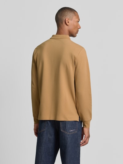 Männermodel trägt Slim Fit Pullover aus Baumwoll-Mix von Polo Ralph Lauren in Beige mit glatter Textur, Ganzkörperansicht Rückansicht.