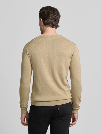 Männermodel trägt Strickpullover mit gerippten Abschlüssen Modell 'BELLS' von Casual Friday in Beige, Baumwoll-Lyocell-Mix, Ganzkörperansicht Rückansicht.