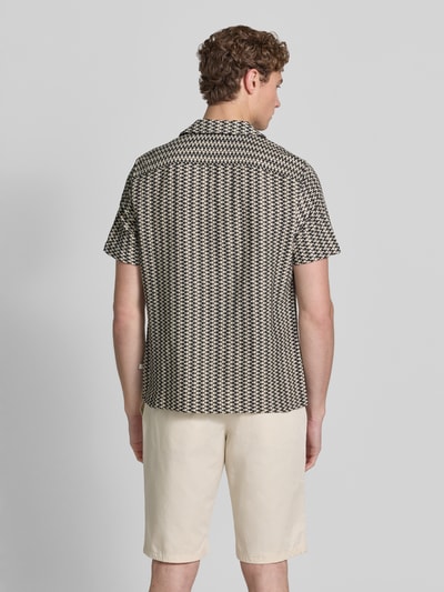 Männermodel trägt Regular Fit Freizeithemd aus Baumwoll-Mix von s.Oliver RED LABEL mit Optik:Allover-Muster, Struktur, Kurzarm, Ganzkörperansicht Rückansicht.