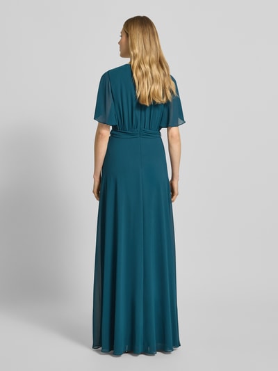 Vrouwenmodel draagt Regular Fit Abendkleid mit V-Ausschnitt van Christian Berg Cocktail in petrolblauw, getailleerde pasvorm, korte mouwen, afneembare stoffen riem, ondoorzichtige onderrok, geheel opname rugaanzicht.