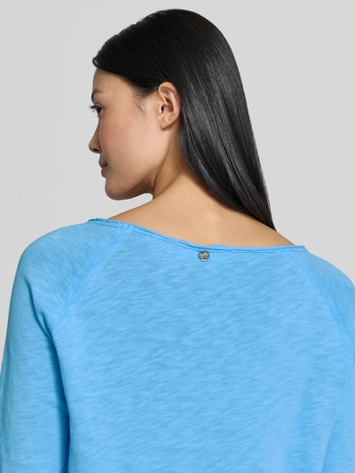 Vrouwenmodel draagt shirt met lange mouwen van puur katoen met raglanmouwen, getailleerde pasvorm, Rich & Royal, rugaanzicht, ruglengte maat S 60 cm.