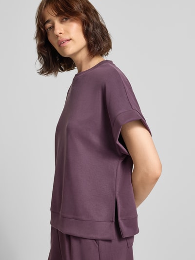 Frauenmodel trägt Sweatshirt mit Rundhalsausschnitt und 1/2-Arm von Rich & Royal in Lila, Modal-Mix mit Stretch, Loose Fit, Ganzkörperansicht von vorne.