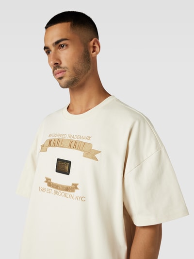 KARL KANI T-shirt o pudełkowym kroju z wyhaftowanym logo Złamany biały 3