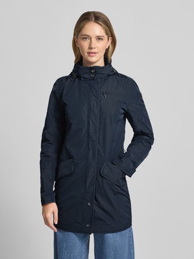 Vrouwenmodel draagt Jacke mit Kapuze und Pattentaschen van Gil Bret in donkerblauw, getailleerde fit, kap met tunnelkoord, klepzakken, jaslengte 80 cm, schouderbreedte 36 cm, borstwijdte 44 cm, mouwlengte 65 cm, voorkant volledig zichtbaar, opname van voren.