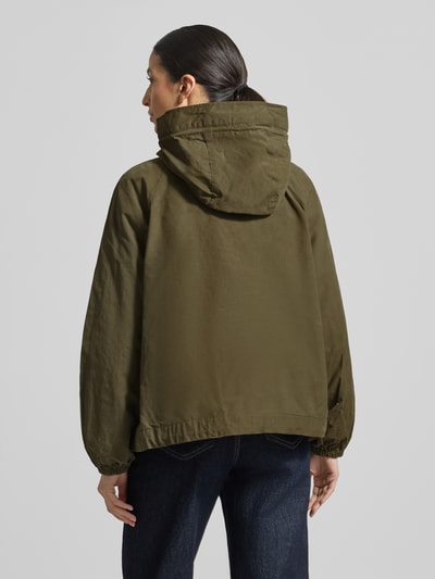 Modelka nosi Regular Fit kurtkę funkcyjną z mieszanki bawełny model 'HAWKRIDGE' od Barbour, jednolity kolor, kaptur, wodoszczelna, widok całej sylwetki z tyłu.