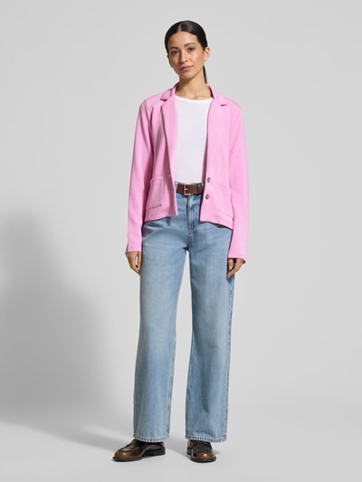 Vrouwenmodel draagt Sweatblazer met Taschen und Revers van Christian Berg Woman in roze, regular fit, modalmix, met zakken, reverskraag en knoopsluiting, full-body aanzicht van voren