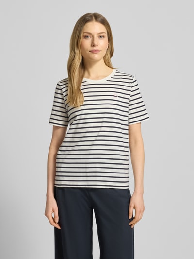 Frauenmodel trägt Regular Fit T-Shirt aus reiner Baumwolle von s.Oliver RED LABEL, unifarben gestreift, Jersey, Ganzkörperansicht von vorne.