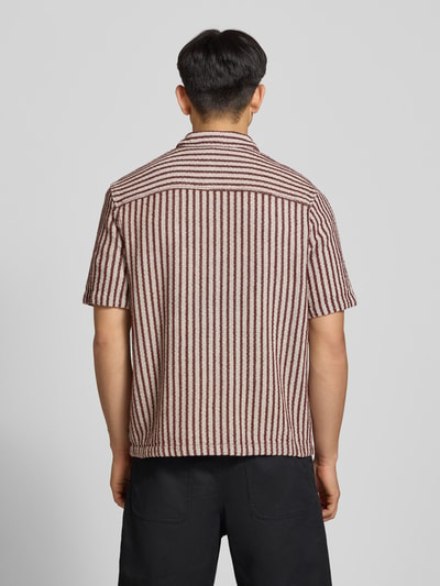 Männermodel trägt Regular Fit Freizeithemd mit Streifenmuster von REVIEW in Reine Baumwolle, Strukturiert, Kentkragen, Ganzkörperansicht Rückansicht.