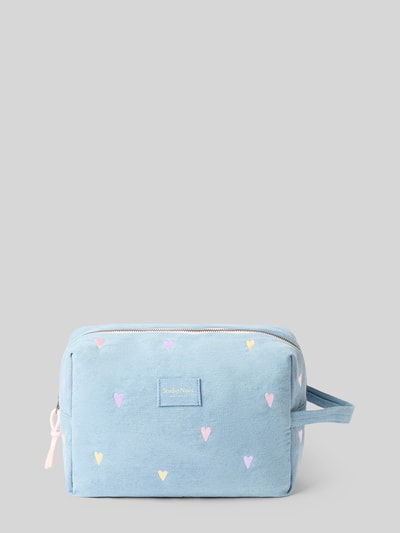 Produktfoto, Kosmetiktasche in Denim-Optik von Studio Noos in Hellblau mit bunten Herz-Stitchings, seitlicher Halteschlaufe, Reißverschluss und Innenfach, Baumwoll-Mix