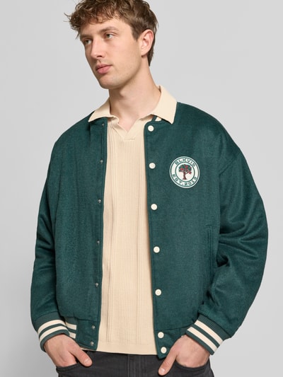 Männermodel trägt Slim Fit Poloshirt in Strick-Optik Modell 'Baron' von Blend in Beige, reine Baumwolle, Polokragen, Nahaufnahme Oberkörper.