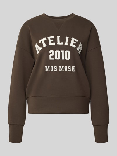 Produktfoto, braunes Oversized Sweatshirt aus Viskose-Mix Modell 'Nima' von MOS MOSH mit weißem Schriftzug-Patch und elastischen Abschlüssen.