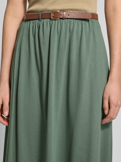 Vrouwenmodel draagt Maxi-Rock aus Baumwoll-Mix Modell 'LUNA' van Vero Moda in effen groen, jersey, met riem en elastische taille, detailopname taille