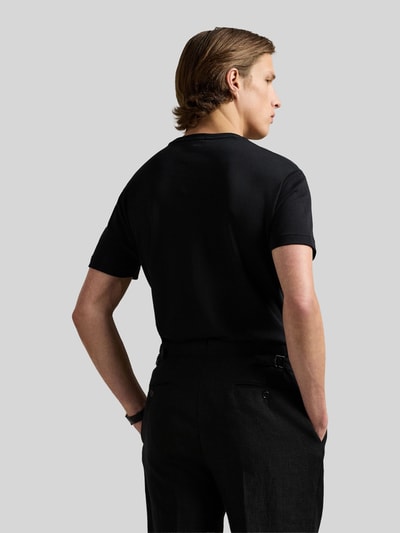 Männermodel trägt Regular Fit T-Shirt aus reiner Baumwolle von Polo Ralph Lauren in Schwarz, unifarben, Rückansicht, Ganzkörperansicht.