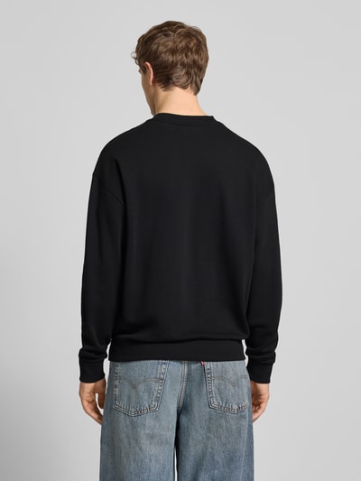 Męski model nosi bluzę Regular Fit Sweatshirt aus reiner Baumwolle Model 'NIEROFIX_CREW' od Hugo Blue, efekt: jednolity kolor, krój regular fit, nadruk z logo, okrągły dekolt, długie rękawy, zakończenia prążkowane, dzianina dresowa z czystej bawełny, całkowity widok od tyłu.
