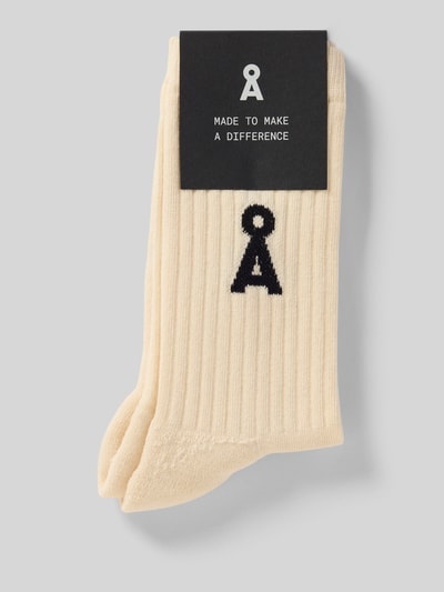 Produktfoto, Socken aus Baumwoll-Mix Modell 'SAAMUS BOLD' von Armedangels, kremowy kolor, faktura prążkowana, aplikacja logo, damskie