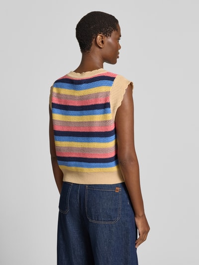 Männermodel trägt top z dzianiny z mieszanki bawełny, krój regular fit, okrągły dekolt, krótkie rękawy, model 'Chicago' od LOLLYS LAUNDRY, kolorowe paski, długość tyłu w rozmiarze S: 50 cm, widok całej sylwetki z tyłu.