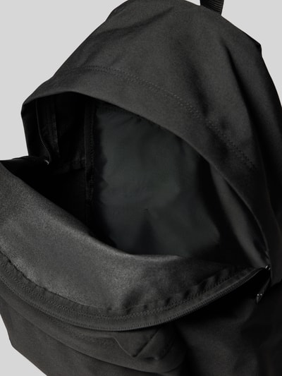 Produktfoto, czarny plecak z przegródką na laptop Rucksack mit Laptopfach od Lacoste, kontekst: kosmetyczka męska od Lacoste