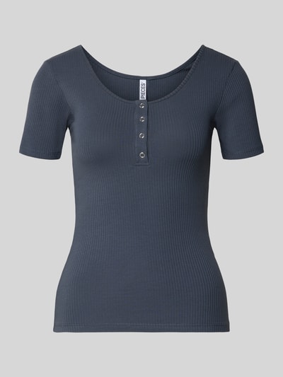 Produktfoto, T-Shirt mit Rippenstruktur Modell 'Kitte' von PIECES aus Bio-Baumwolle-Elasthan, schmaler Schnitt, rundhalsausschnitt, kurze Druckknopfleiste, Farbe dunkelblau