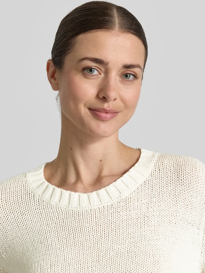 Frauenmodel trägt Strickpullover mit 1/2-Arm von Fynch-Hatton aus Reine Baumwolle, Regular-Fit, Rundhalsausschnitt, Nahaufnahme Oberkörper.