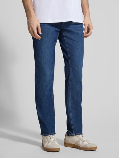 Männermodel trägt Modern Fit Jeans mit Eingrifftaschen Modell 'Mitch' van JOOP! Jeans, katoenmix met stretch, detailopname voorzijde