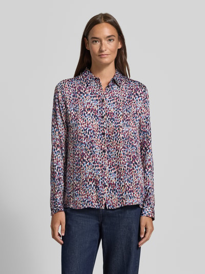 Frauenmodel trägt Regular Fit Bluse aus Viskose im Allover-Look von Milano Italy, bunte Muster, Hemdblusenkragen, Frontansicht, Ganzkörperansicht von vorne.