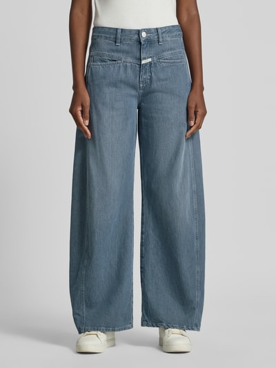 Kobiece modelka nosi Barrel Fit Jeans mit Label-Detail Modell 'TORI-X' von Closed z bawełny, wpuszczane kieszenie, szerokość w rozmiarze 27/32: 39 cm, długość wewnętrzna nogawki w rozmiarze 27/32: 78 cm, widok z przodu na całe ciało