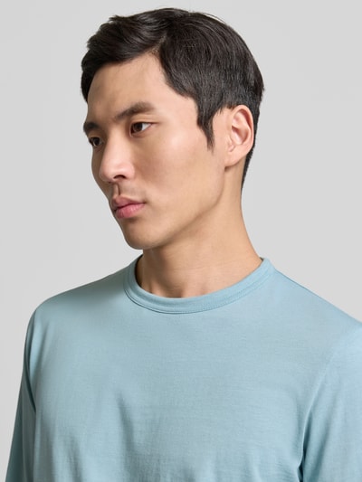 Männermodel trägt Regular Fit Langarmshirt aus reiner katoen van Tom Tailor, look: effen, jersey, ronde hals, labelpatch, Nahaufnahme Oberkörper.