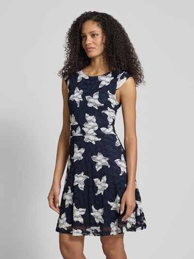 Modelka kobieca nosi Minikleid im Allover-Look mit Rundhalsausschnitt od Apricot, materiał z dodatkiem stretchu, linia A, granat z białym motywem, szerokość w rozmiarze S: 40 cm, długość tyłu w rozmiarze S: 88 cm, widok całej sylwetki z przodu.