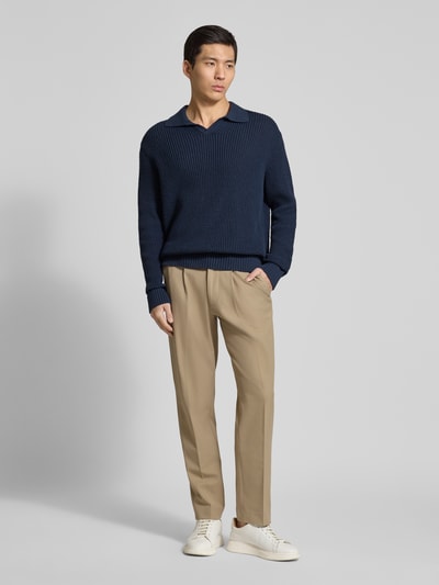 Männermodel trägt Relaxed Fit Strickpullover aus reiner Baumwolle Modell 'DERECK' von Selected Homme, Optik: Unifarben, Grobstrick, Ganzkörperansicht von vorne.