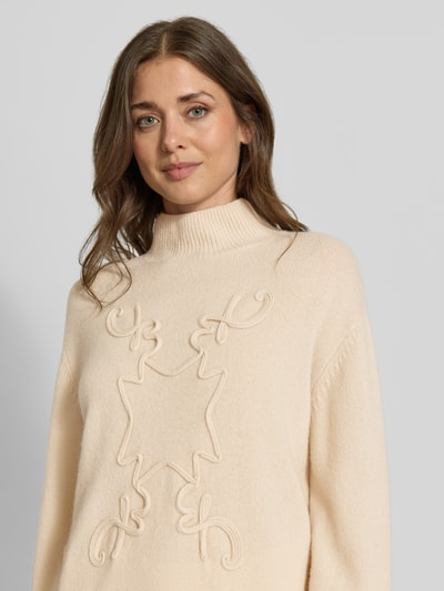 Vrouwenmodel draagt gebreide pullover met opstaande kraag van Christian Berg Woman, los model, ribboorden, met lange mouwen, nahaufnahme bovenlichaam