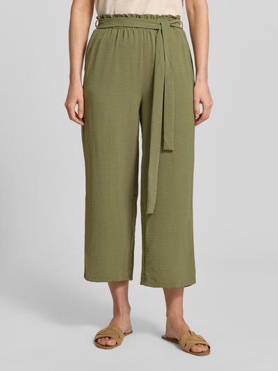 Frauenmodel trägt Culotte mit Bindegürtel Modell 'JOSA' von Vila in Olivgrün, Loose-Fit, elastischer Bund, seitliche Eingrifftaschen, Ganzkörperansicht von vorne. Kontext: Damen Culotte von Vila, Loose Fit, Elastischer Bund, Modell 'JOSA', Bindegürtel, seitliche Eingrifftaschen, Bundweite bei Größe 36: 35 cm, Innenbeinlänge bei Größe 36: 91 cm.