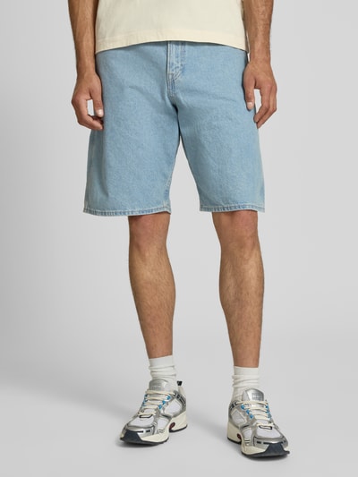 Männermodel trägt Jeansshorts im 5-Pocket-Design Modell 'ALEX' von Jack & Jones in Hellblau, reine Baumwolle, Straight Fit, Nahaufnahme Oberschenkel.