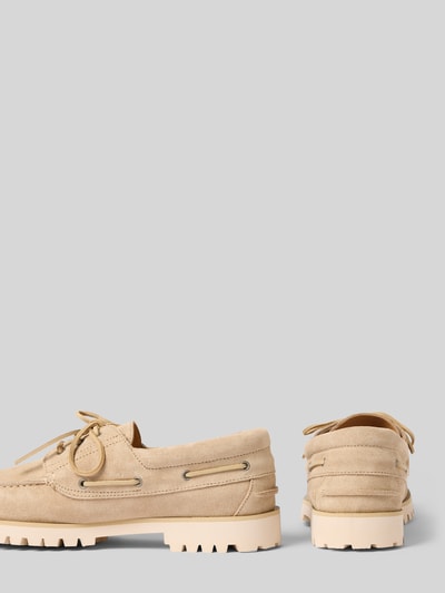 Produktfoto, Bootsschuhe aus Leder mit profilierter Sohle von Gant in Beige, Abgerundete-Spitze, Schnürung, Modell Tratton, Echtleder, Absatzhöhe 3 cm, Schafthöhe 7 cm, Schaftweite 11 cm, Profilsohle, neutrale Hintergrundfarbe