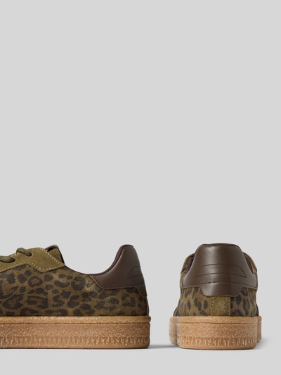 Produktfoto, Sneaker aus echtem Leder von Tamaris für Damen, braun-grünes Leopardenmuster, beige Sohle, rau strukturierte Oberfläche.