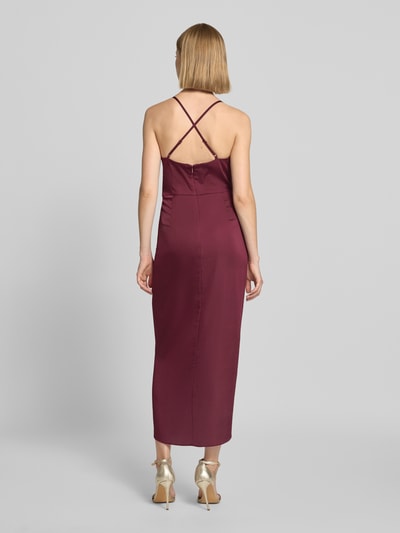 Frauenmodel trägt Midikleid mit gelegten Falten von Vera Mont aus bordeauxfarbenem Satin, taillierte Passform, Ganzkörperansicht Rückansicht.