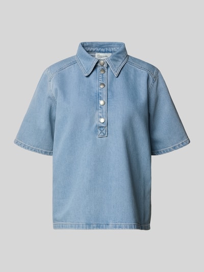 Produktfoto, Jeansbluse mit Druckknopfleiste Modell 'Abina' von My Essential Wardrobe, bawełniany mix ze stretchem, krój boxy fit, kołnierzyk kent, długość tyłu w rozmiarze 38: 58 cm, długość rękawa w rozmiarze 38: 27 cm, jasnoniebieski denim, proste szwy, gładka tekstura