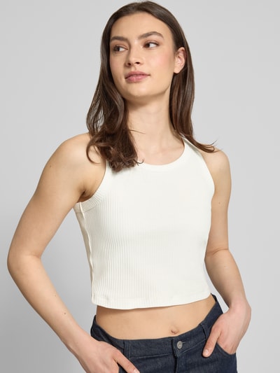 Vrouwenmodel draagt Slim Fit Top aus Baumwoll-Mix van Marc O'Polo Denim in effen kleuren, fijnrib katoenmix, u-hals, labelpatch, nahaufnahme bovenlichaam.
