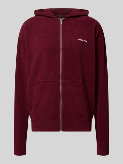 Produktfoto, Oversized Fit Sweatjacke mit Label-Detail Modell 'Mezzano' von PEGADOR, Burgunderrot, Kängurutasche, Material-Mix, elastische Abschlüsse, neutraler Hintergrund, Kontext: Rückenlänge 70 cm, Ärmellänge 68 cm