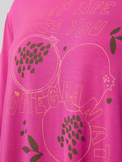 Frauenmodel trägt Relaxed Fit Nachthemd mit floralem Print von Schiesser, mieszanka modalu, krój relaxed fit, kwiatowy nadruk, okrągły dekolt, z krótkim rękawem, różowe tło z nadrukiem owoców, Nahaufnahme Oberkörper